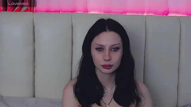 MaeAnna online show from December 2025 01:28:01 PM