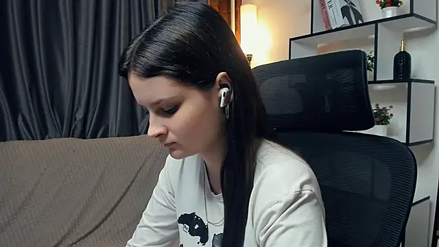 Snapshot of SkyDoll chatting on October 2025 09:15:02 PM SkyDoll online show from October 2025 09:15:02 PM