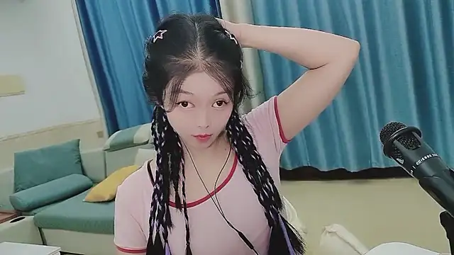 Snapshot of Q_Yumi chatting on October 2025 12:35:01 PM Q Yumi online show from October 2025 12:35:01 PM