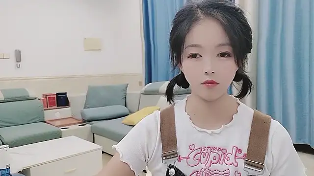 Snapshot of Q_Yumi chatting on October 2025 09:28:02 AM Q Yumi online show from October 2025 09:28:02 AM
