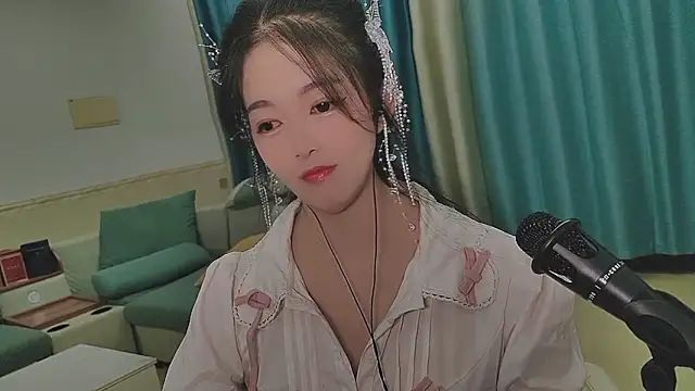 Snapshot of Q_Yumi chatting on October 2025 12:40:02 PM Q Yumi online show from October 2025 12:40:02 PM