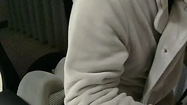 yichengm online show from February 2026 12:40:02 PM