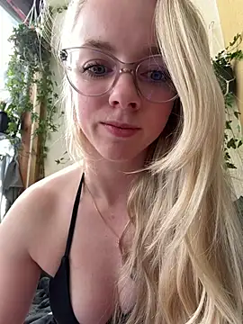 LinaLeana online show from April 2026 11:33:01 AM