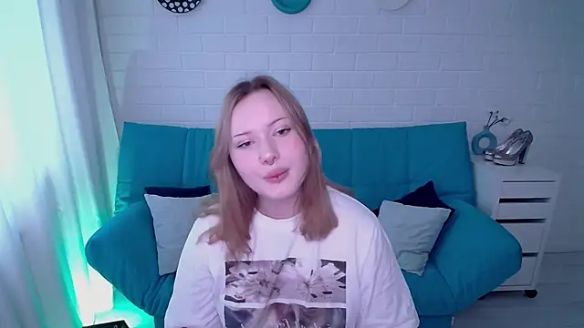 AuroraMour online show from October 2025 11:00:01 AM
