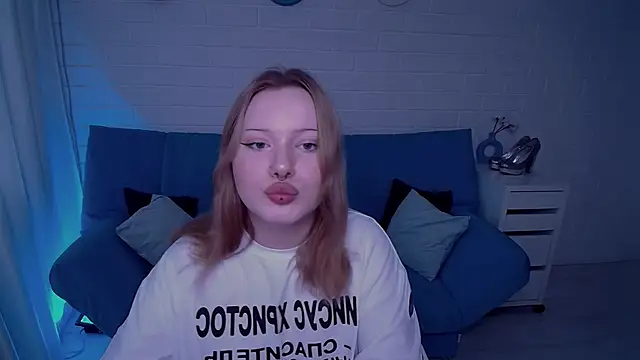 AuroraMour online show from October 2025 01:12:02 PM