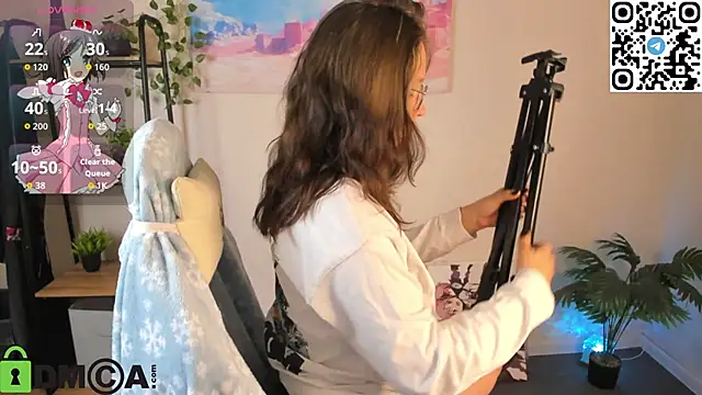 Nuura Moore online show from October 2025 01:13:01 AM