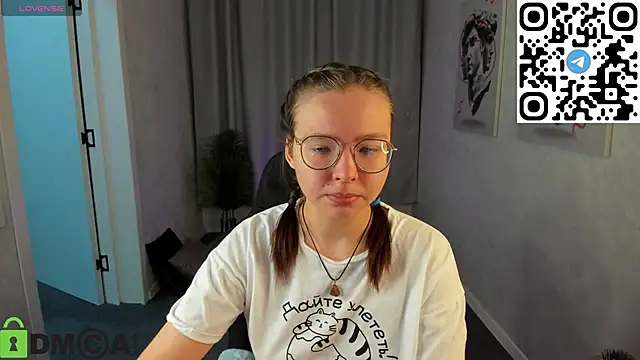 Nuura Moore online show from November 2025 01:17:01 AM