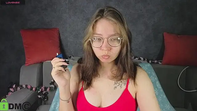 Nuura Moore online show from November 2025 01:05:01 AM