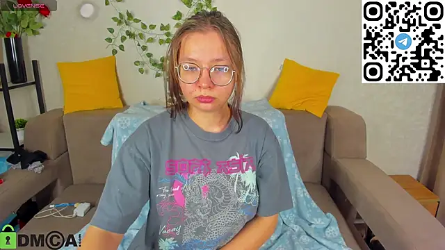 Nuura Moore online show from December 2025 01:06:02 AM