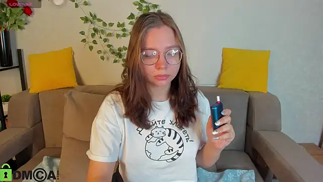 Nuura Moore online show from November 2025 01:06:01 AM