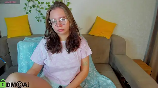 Nuura Moore online show from December 2025 01:06:02 AM