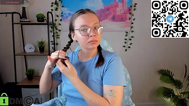 Nuura Moore online show from November 2025 01:09:01 AM