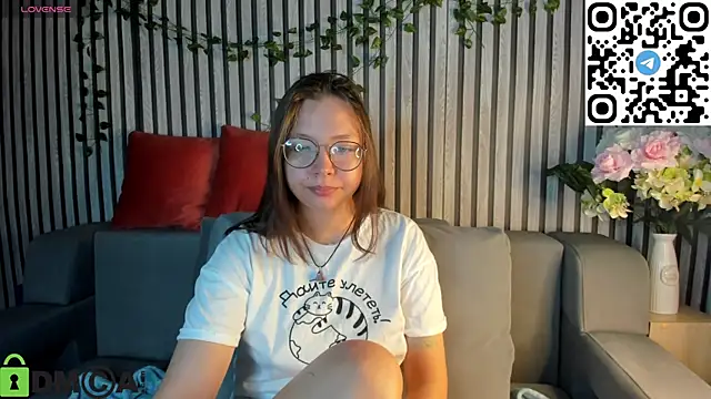 Nuura Moore online show from November 2025 01:05:02 AM