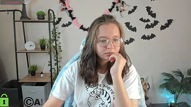 Nuura Moore online show from November 2025 12:59:02 AM