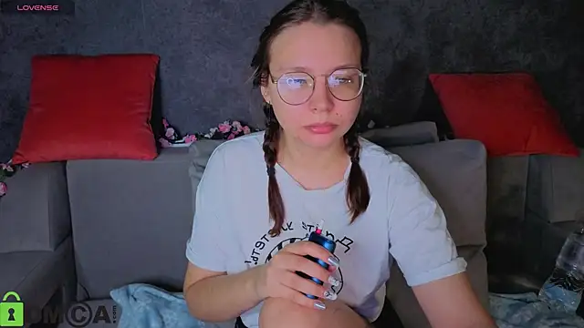 Nuura Moore online show from November 2025 01:06:02 AM