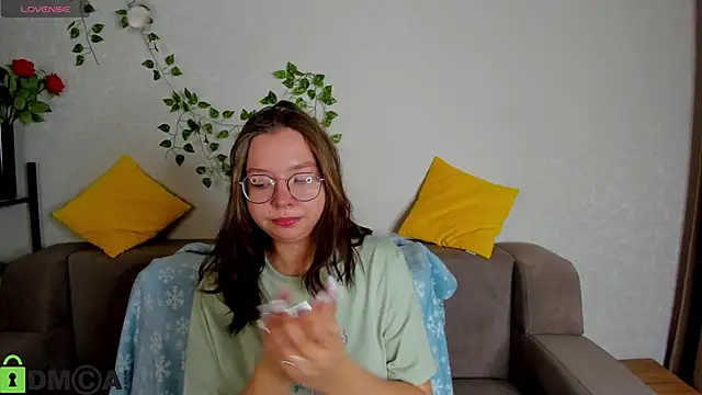 Nuura Moore online show from December 2025 01:05:01 AM