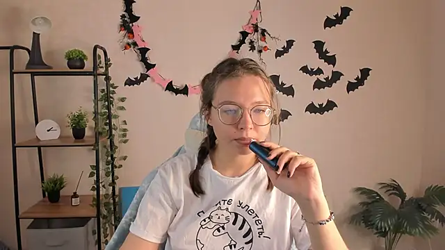 Nuura Moore online show from November 2025 01:09:01 AM