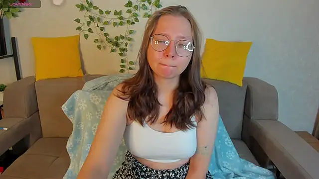 Nuura Moore online show from December 2025 01:06:01 AM