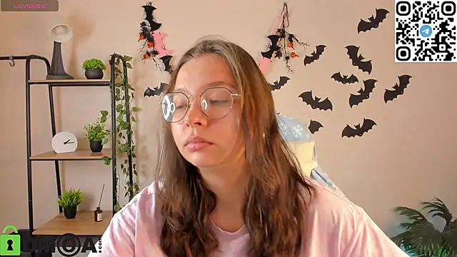 Nuura Moore online show from November 2025 12:58:02 AM