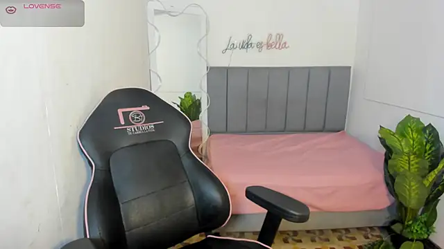 Snapshot of THIANA_TAY chatting on October 2025 01:59:02 AM THIANA TAY online show from October 2025 01:59:02 AM