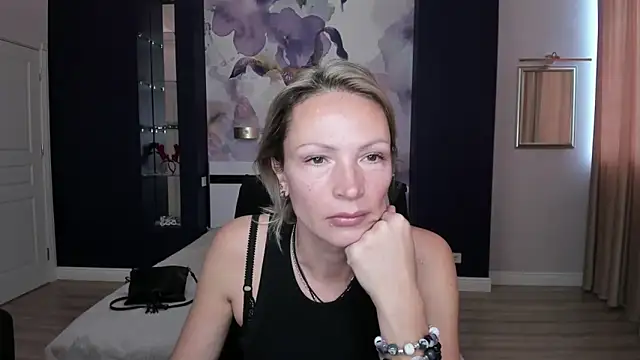 Snapshot of AlinaMoor chatting on October 2025 06:03:02 AM AlinaMoor online show from October 2025 06:03:02 AM