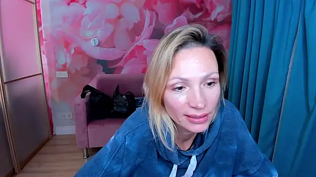 Snapshot of AlinaMoor chatting on November 2025 06:52:01 PM AlinaMoor online show from November 2025 06:52:01 PM