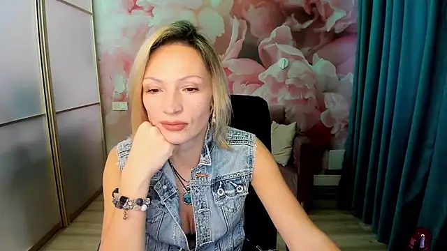 Snapshot of AlinaMoor chatting on November 2025 06:46:01 AM AlinaMoor online show from November 2025 06:46:01 AM