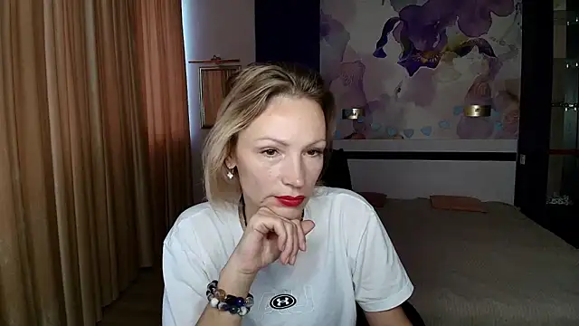Snapshot of AlinaMoor chatting on October 2025 05:42:02 AM AlinaMoor online show from October 2025 05:42:02 AM
