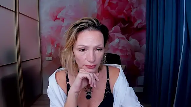 Snapshot of AlinaMoor chatting on November 2025 06:46:02 AM AlinaMoor online show from November 2025 06:46:02 AM