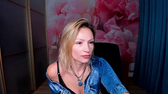 Snapshot of AlinaMoor chatting on December 2025 06:45:02 AM AlinaMoor online show from December 2025 06:45:02 AM