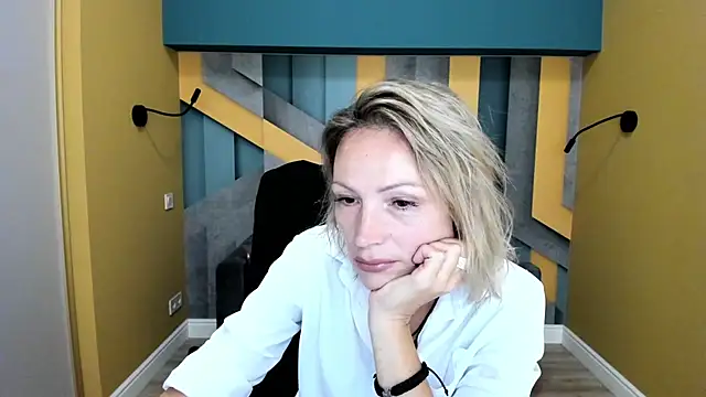Snapshot of AlinaMoor chatting on October 2025 05:31:01 AM AlinaMoor online show from October 2025 05:31:01 AM