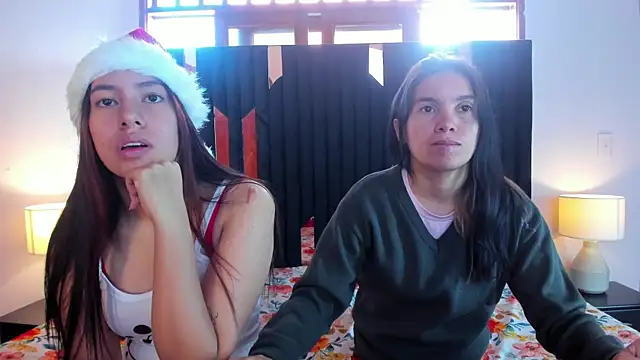 Snapshot of Sofy_and_Mia chatting on December 2025 12:44:02 PM Sofy and Mia online show from December 2025 12:44:02 PM