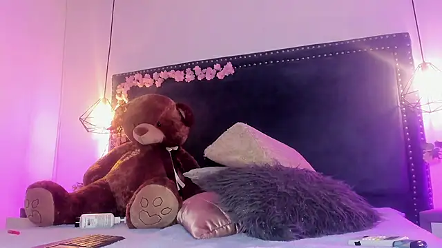 Emma Saylor online show from April 2026 08:02:01 PM