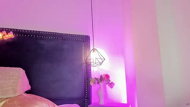 Emma Saylor online show from April 2026 09:06:01 PM