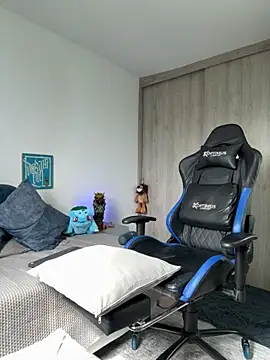 Dave-Max01 online show from November 2025 02:33:01 PM