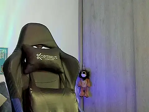 Dave-Max01 online show from November 2025 11:41:01 PM