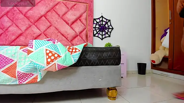 Bigasshott  online show from October 2025 07:04:02 PM