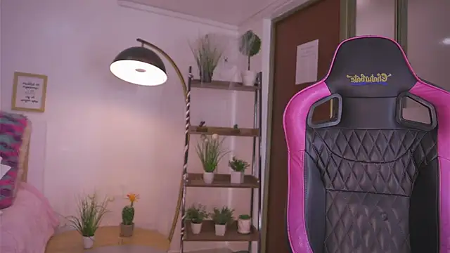 Giia Moretti  online show from November 2025 07:19:01 PM