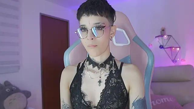 Giia Moretti  online show from November 2025 10:46:01 PM