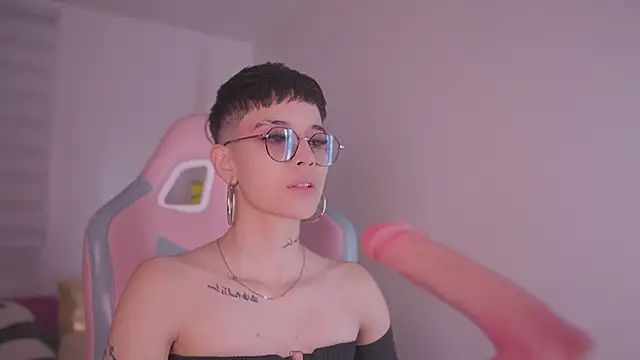 Giia Moretti  online show from November 2025 01:50:01 AM