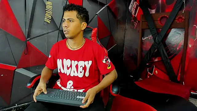 Raphael LatinBoy online show from October 2025 04:03:02 AM