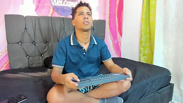 Raphael LatinBoy online show from October 2025 01:23:01 PM