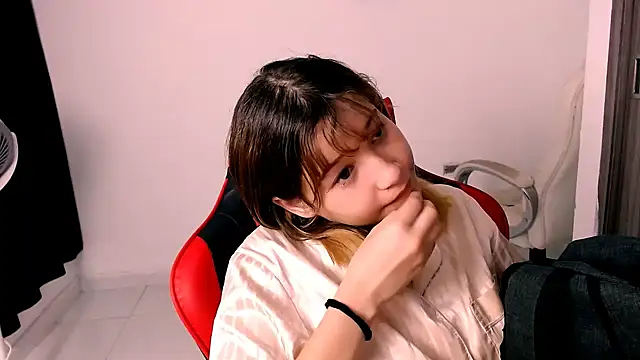 EmuOtori online show from January 2026 12:20:02 PM