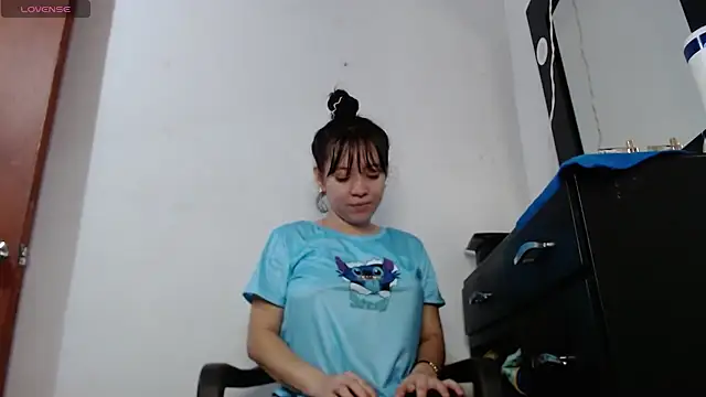 Snapshot of Damara_Rolands- chatting on October 2025 03:23:01 PM Damara Rolands- online show from October 2025 03:23:01 PM