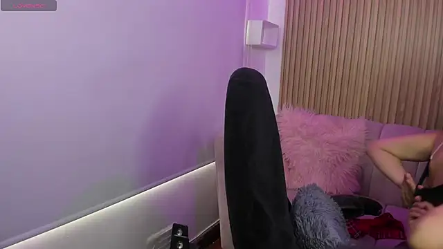 emmy rosse  online show from November 2025 08:20:02 PM