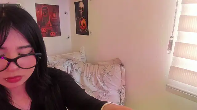Lilith salvatoree online show from October 2025 01:52:01 PM