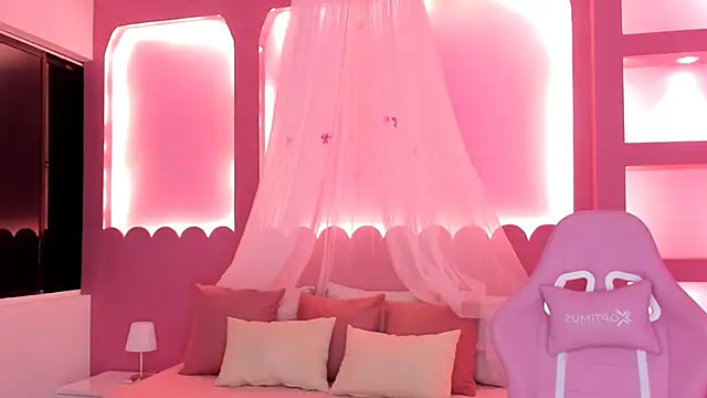 Snapshot of HolyLux chatting on November 2025 11:04:01 AM HolyLux online show from November 2025 11:04:01 AM