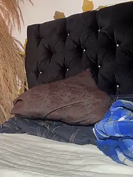 SiaraRealist online show from April 2026 07:28:02 PM