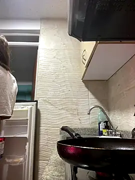 SiaraRealist online show from November 2025 07:50:02 PM