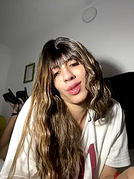 SiaraRealist online show from November 2025 04:28:01 AM